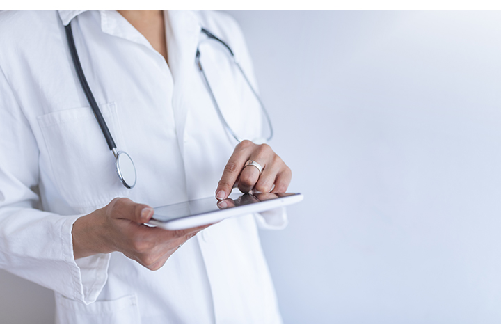 les-moments-cles-dans-les-secteurs-de-l-assurance-et-de-la-sante gros plan d'une femme médecin travaillant sur un appareil