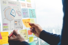 Compartir conceptos de ideas con la estrategia de escritura de papel en la oficina de vidrio de la pared.Marketing y comunicación empresarial