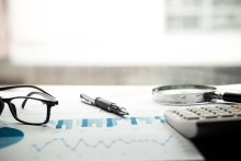 vasos sobre una mesa con documentos financieros debajo