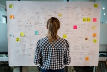 Femme regardant un tableau blanc complexe