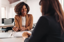Femme d’affaires communiquant bien avec son client