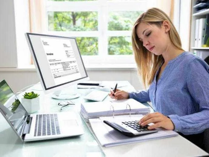 une femme utilisant une calculatrice une femme utilisant une calculatrice