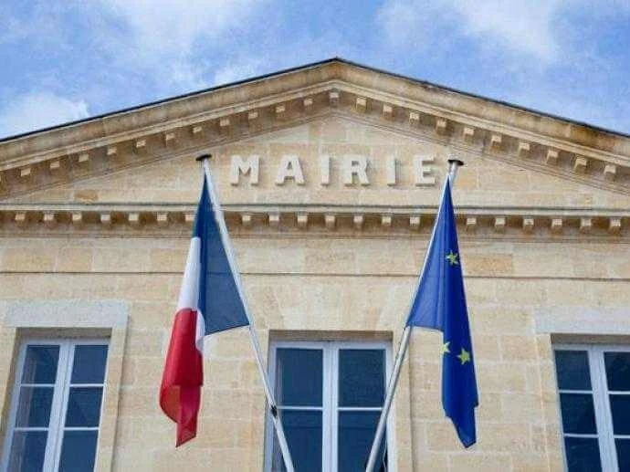 drapeau français et de l'union européenne devant un bâtiment drapeau français et de l'union européenne devant un bâtiment
