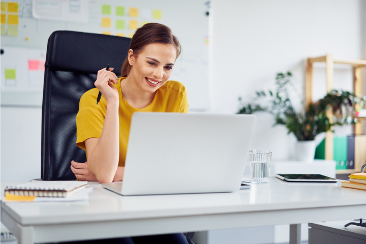 woman-reading-on-computer