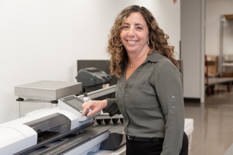Quadient Connects 2024: How to optimize mailing and shipping operations with intelligent solutions woman with iX mailing system